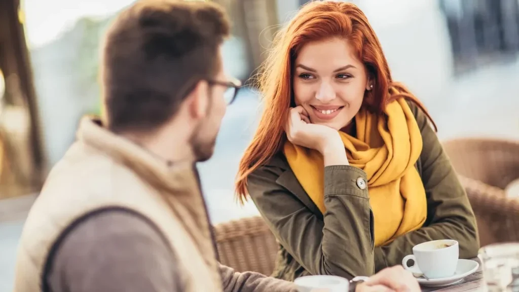 Si ta kuptoni nëse po i pëlqeni dikujt? Këto fjali mund të jenë një sinjal (Lifestyle)