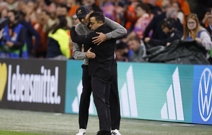 “Ndjesi pozitive”, Klopp e sheh gotën gjysmë plot, Xavi: Ky është fillimi