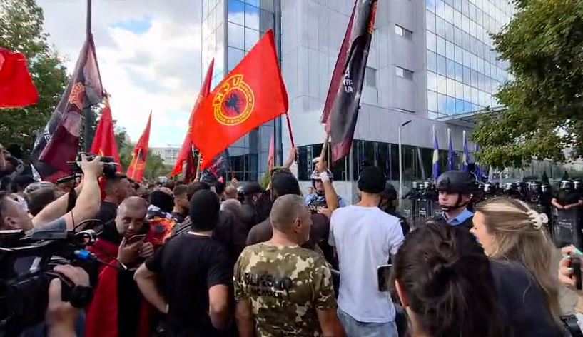 “Albin, hajde poshtë”, protestuesit hedhin gurë në drejtim të ndërtesës së Qeverisë në Prishtinë (VIDEO)
