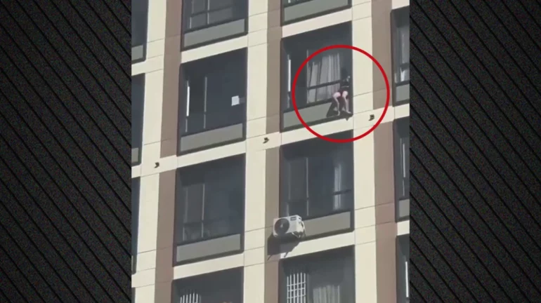 27-vjeçarja hidhet nga kati i 15-të, bie mbi karrocën ku ishte 2-vjeçari dhe i shkakton vdekjen (VIDEO)