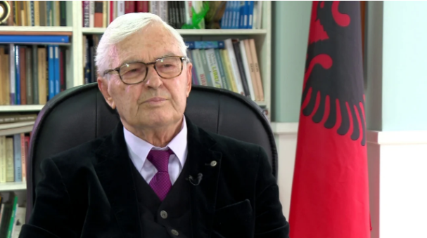 08:30 “Thaçi, Krasniqi, Veseli dhe Selimi në kapitujt më të ndritur të historisë sonë kombëtare”, ish-presidenti Meidani: Në ç’emër flet kjo gjykatë kur populli i Kosovës proteston?