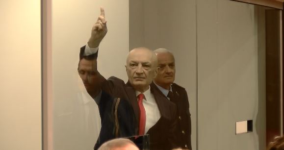 Apeli i GJKKO pranon kërkesën e Metës, s’do qëndrojë më në kafazin e qelqtë gjatë seancave gjyqësore