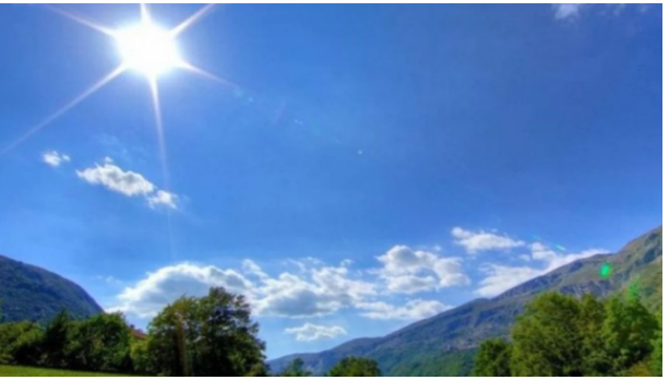 Diell dhe temperatura deri në 32°C, pasditja sjell reshje të izoluara