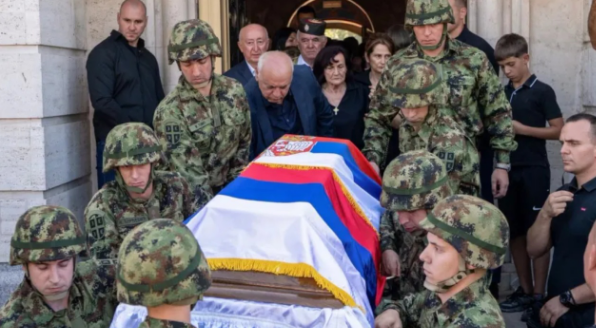 Nderimet ushtarake për Mlladiç, BE thyen heshtjen: Shokues glorifikimi i një krimineli lufte
