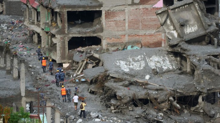 Nepali shpall ditë zie kombëtare pas përmbytjeve vdekjeprurëse, kërkimet për të zhdukurit vazhdojnë