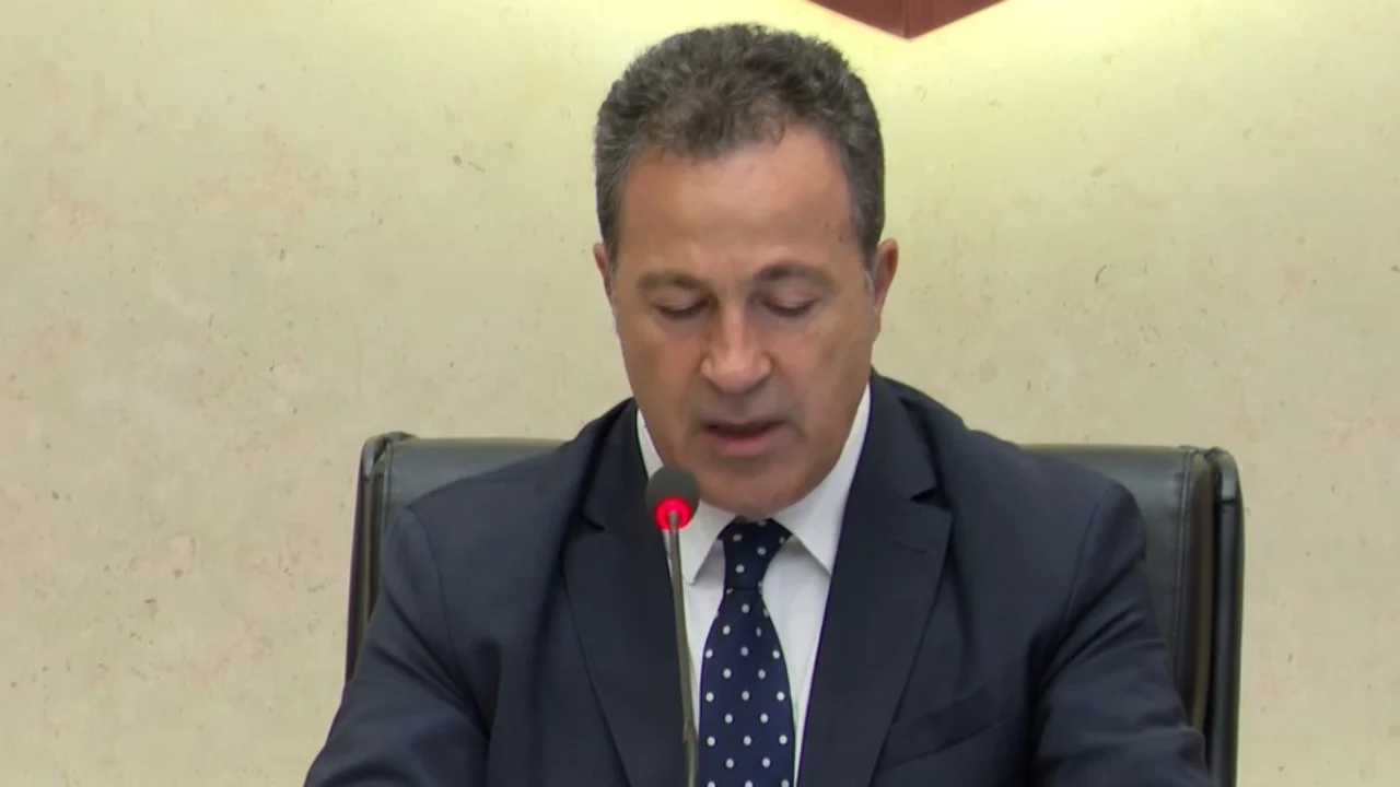 10:55 Seanca plenare nis me dënimin e Hagës për liderët e UÇK-së, Peleshi: Një vendim i dhimbshëm jo vetëm për Kosovën, por edhe për historinë tonë