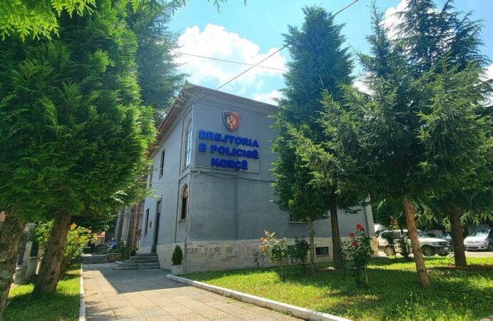 Plagosje me armë zjarri në Korçë, autori shpallet në kërkim