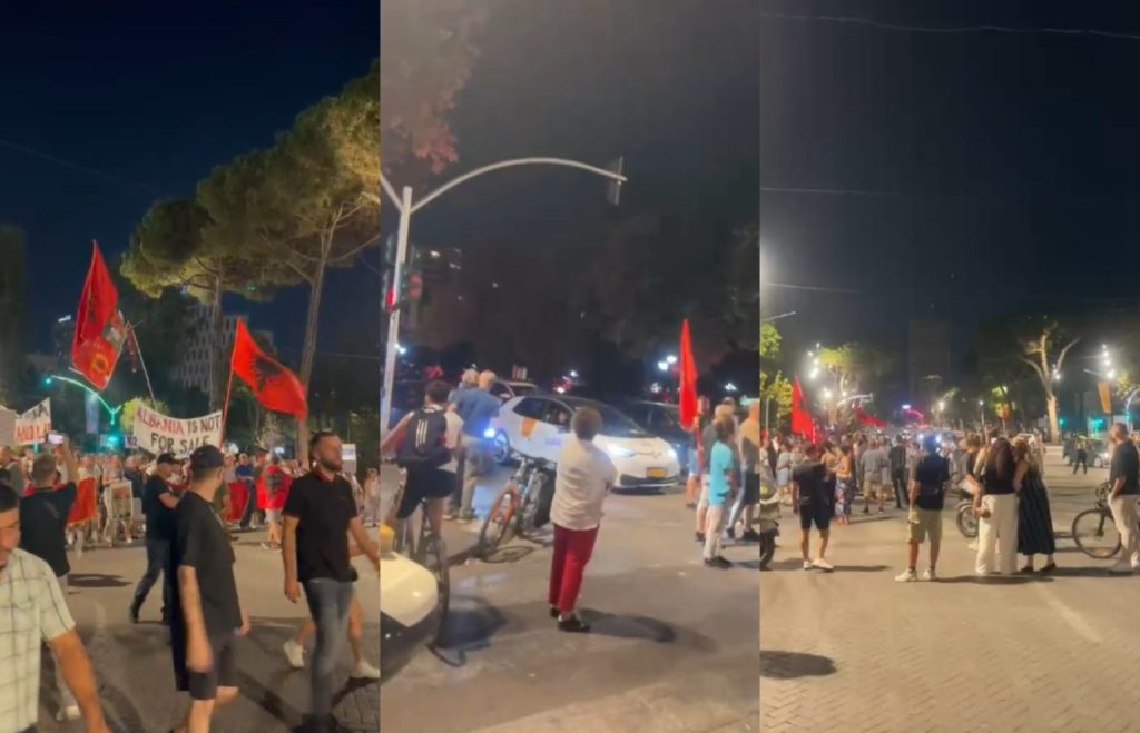 Dita e 102-të e protestës, qytetarët mblidhen para Kryeministrisë. Disa protestues bllokojnë qarkullimin