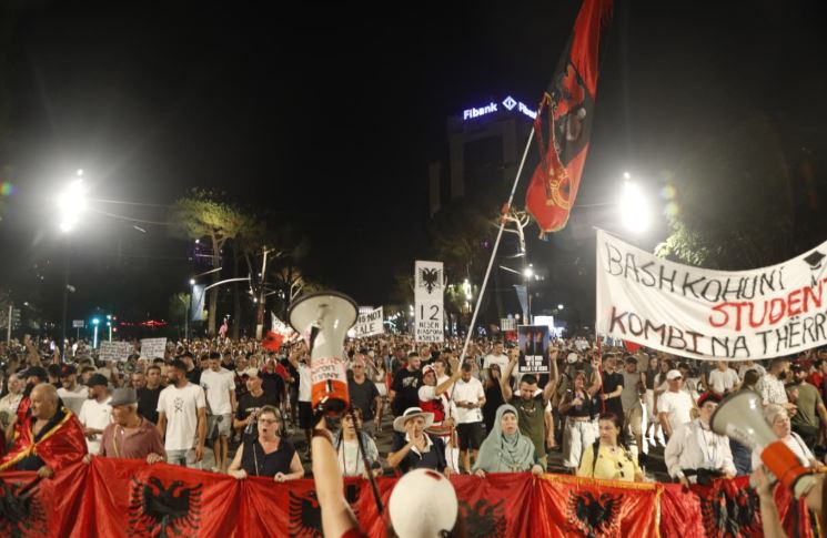 Protesta e 110-të në Tiranë, protestuesit marshojnë drejt Kryeministrisë
