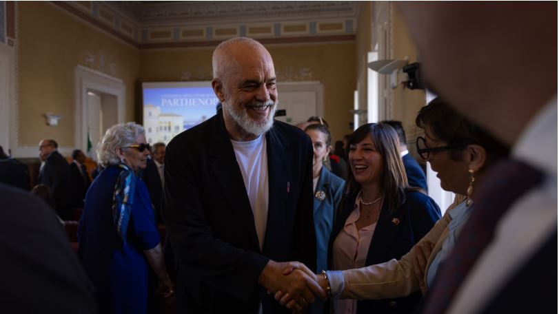 08:13 “Ne jemi napolitanët e anës tjetër”, Rama në ceremoninë e hapjes së Konsullatës Shqiptare në Napoli: Kemi hapur një derë mes dy realiteteve të afërta