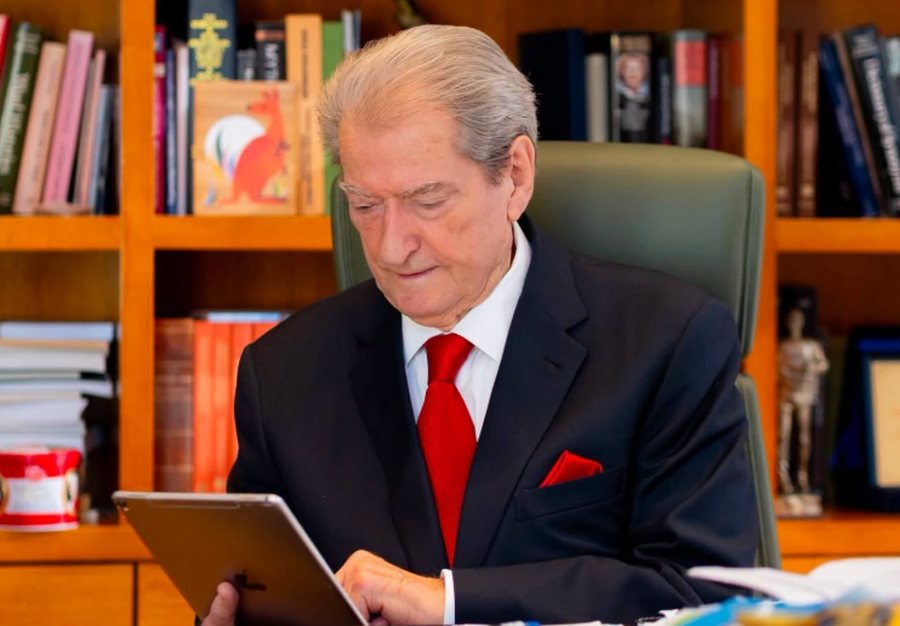 Sali Berisha ndjek emisionin dhe zbulon kush e solli Vlora Hysenin në Shqipëri për të drejtuar Shërbimin Informativ