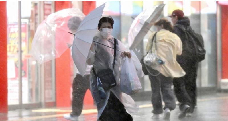 Tajfuni Dujuan godet Japoninë/ Dy të vdekur, 275 fluturime të anuluara dhe 1.6 milionë banorë të evakuuar