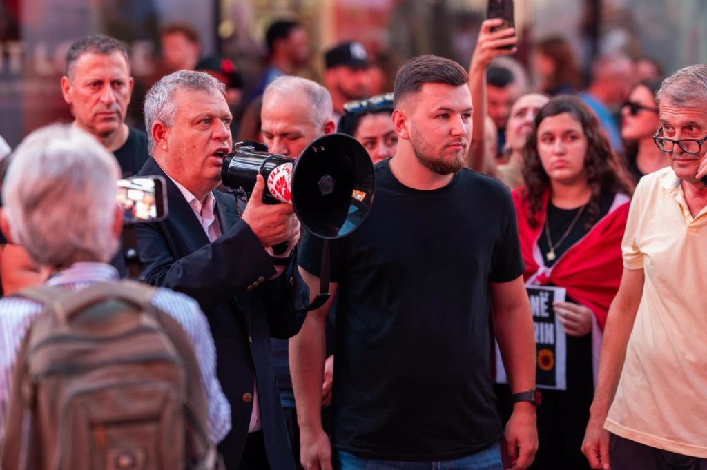 Diaspora shqiptare mblidhet në Times Square në mbështetje të ish-krerëve të UÇK-së, prefekti i Tiranës ndan pamjet