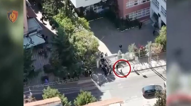 Shisnin drogë pranë shkollave në Tiranë, arrestohen 31 persona, 14 të tjerë në kërkim