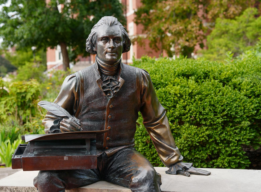 Nga kopsht në “galeri historike”, Trump vendos statujën e Thomas Jefferson në Shtëpinë e Bardhë