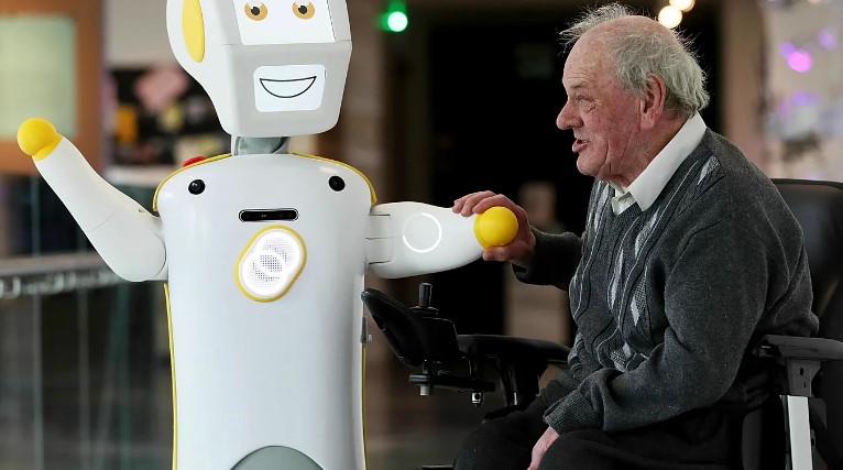 Terapi dhe rehabilitim, robotët testohen për të ndihmuar të moshuarit në Paris