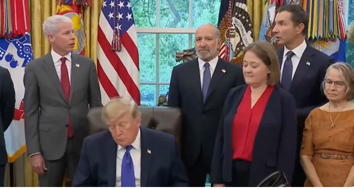 Trump dremit gjatë aktivitetit, Shtëpia e Bardhë: Kush thotë se po flen, gënjen (VIDEO)