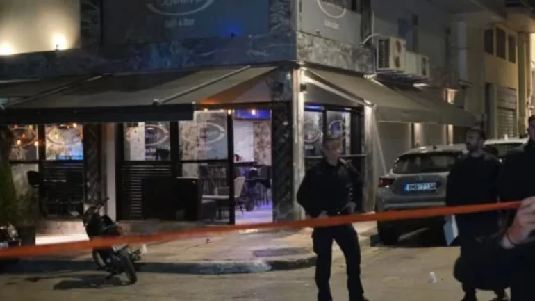 09:20 Të shtëna me armë ndaj një kafeneje në Athinë – Plagoset një fëmijë shqiptar, autorët djegin automjetin dhe largohen