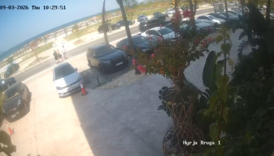 16:03 8 makina rrethojnë hotelin në Radhimë, dalin pamjet e përplasjes me armë zjarri (VIDEO)