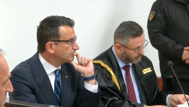 12:39 Veliaj u la në burg, reagon avokati Ndreca: Gjykata e Lartë la në fuqi një vendimmarrje të shfuqizuar nga Kushtetuesja, cenohet shteti i së drejtës