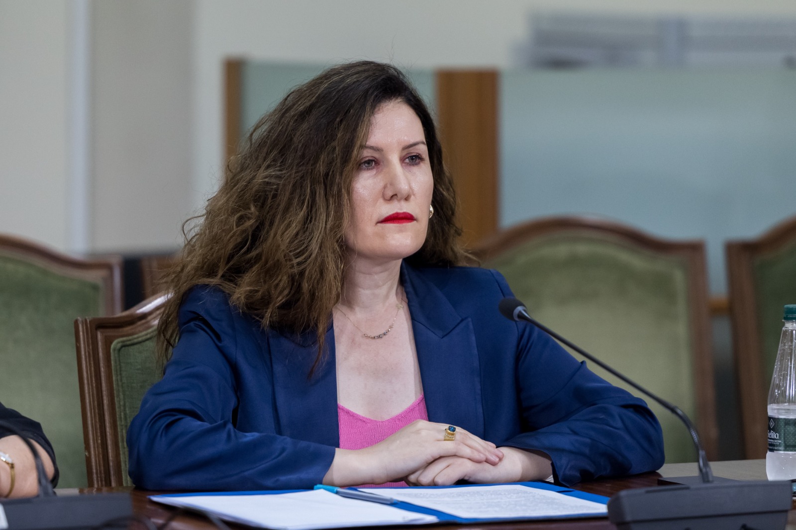 11:04 E paprecedentë në SHISH! E para grua në krye, e para drejtuese nën hetim. Vlora Hyseni nuk gjendet në shtëpi
