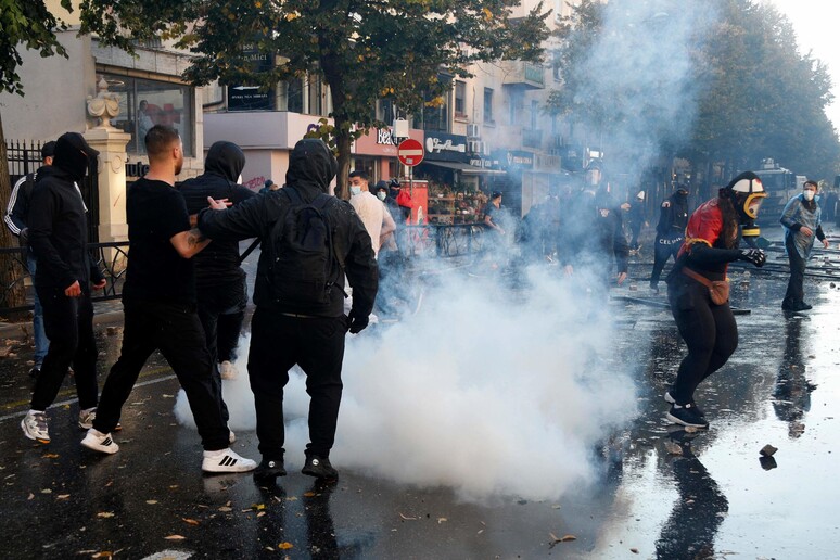 11:46 OKB në Shqipëri reagon për dhunën në protestat në Tiranë: Tregoni vetëpërmbajtje!