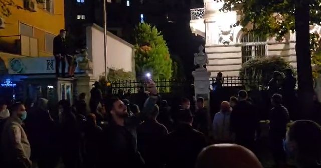 09:05 Protesta e dhunshme/ Ministria e Jashtme: Heqja e flamurit te selia e Nunciaturës Apostolike në Tiranë, akt vandal! Autorët duhet të identifikohen dhe të përgjigjen përpara ligjit