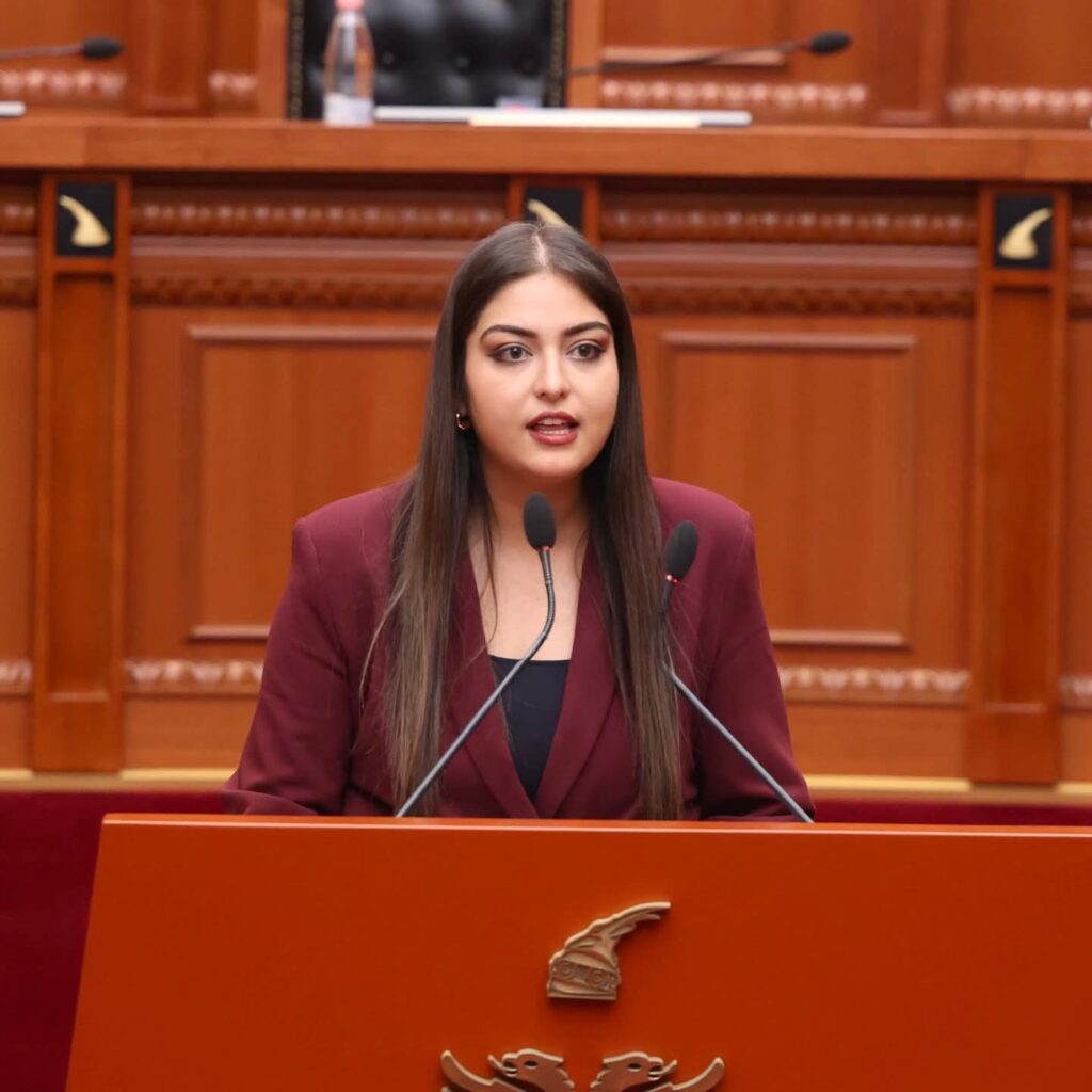 08:35 Deputetja e PS apel protestuesve: Nëse nuk doni dialog, eja të përballemi në zgjedhje