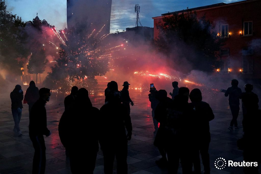 Foto-Lajm/ Molotovë drejt policisë, fishekzjarre dhe gaz lotsjellës, pamjet e përplasjeve të forta që përfshinë Tiranën më 24 tetor