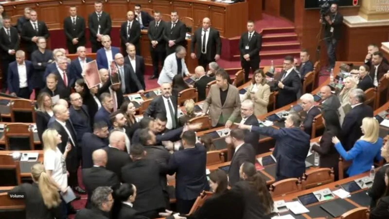 10:36 Përplasje në Kuvend/ Noka i shkul mikrofonin Taulant Ballës, ndërpritet seanca (VIDEO)