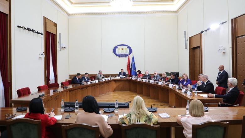 08:10 Arresti i ish-kreut të SHISH/ Konferenca e Kryetarëve shqyrton sot kërkesën e PD për mocion me debat