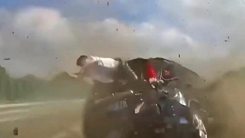 Aksident i frikshëm në Kinë, babai humb kontrollin e makinës, nëna dhe fëmija ‘fluturojnë’ jashtë (VIDEO)