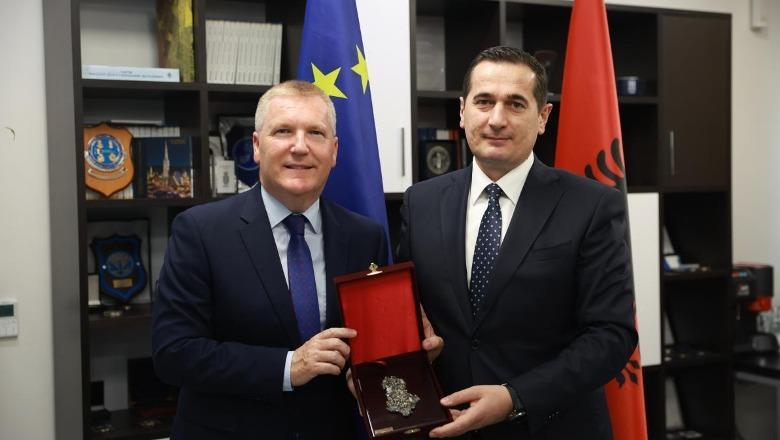10:52 Komisioneri europian në Tiranë, takohet me kreun e SPAK, Klodian Braho! Në fokus të diskutimeve Kodi i Procedurës Penale