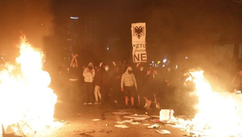 Flakët mund t’i ngjajnë Parisit, politika vjen nga tjetërkund