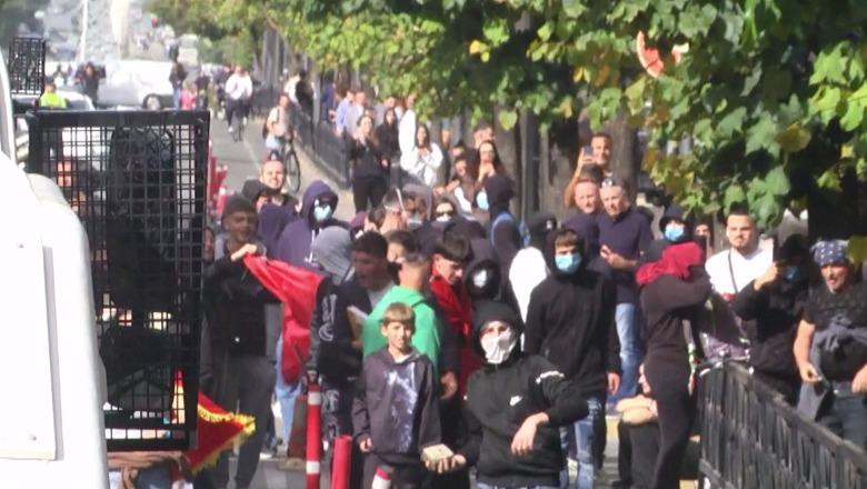 11:15 Protesta e dhunshme dje në Tiranë, policia: 55 protestues në pranga, 98 nën hetim