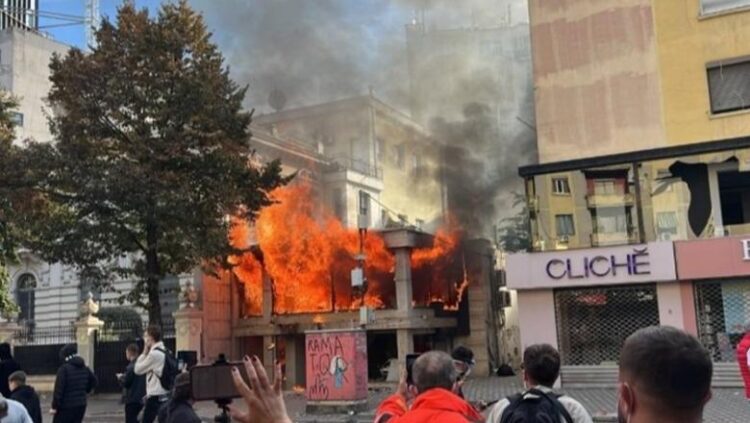 Protestat/ Bankat në Tiranë e Durrës të mbyllura ose me orar të reduktuar: Ku dhe si do ofrohet shërbimi?