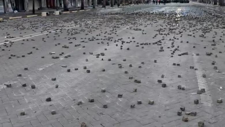 Protesta në Tiranë, mijëra gurë të hedhur drejt policisë mbulojnë asfaltin! Ja si duket bulevardi ‘Dëshmorët e Kombit’