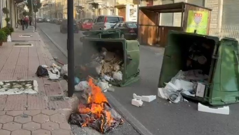 Lirohen protestuesit e shoqëruar në Shkodër, djegin koshat e mbeturinave në rrugë! Nisen drejt Bashkisë