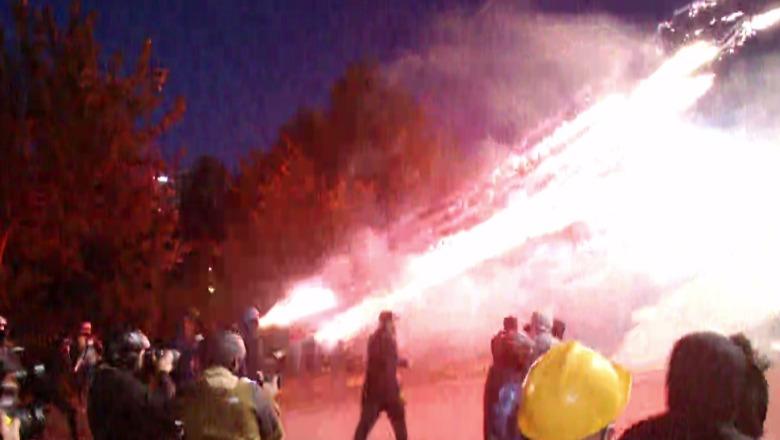 18:35 ‘Skenë lufte’ në Tiranë, protestuesit breshëri fishekzjarrësh dhe molotovësh në drejtim të efektivëve (VIDEO)
