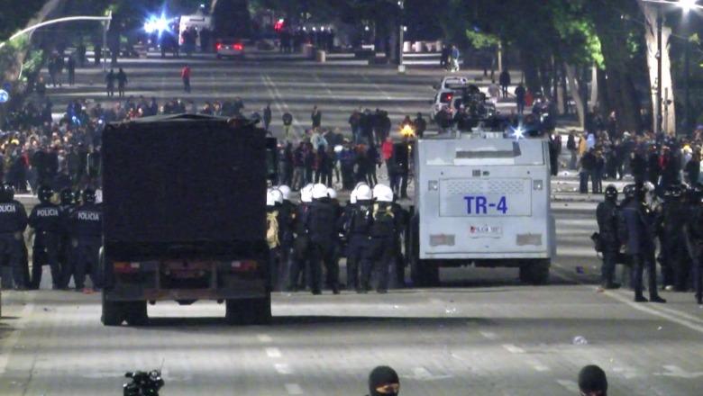 11:30 Protesta e dhunshme/ 8 të lënduar gjatë orëve të fundit, 4 prej të cilëve kalimtarë të rastit! Një prej të dëmtuarve i nënshtrohet ndërhyrjes kirurgjikale
