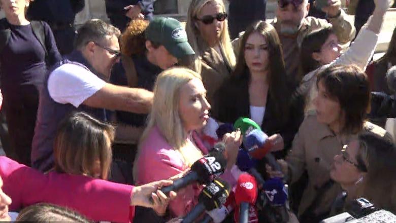 11:08 Protestat/ Drejtoresha e MIA, Manjola Hasa, para Kryeministrisë: Kush dëshiron dialog me Ramën është i mirëpritur, dyert janë të hapura