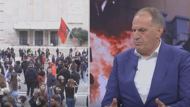 ‘Pse duhet të goditet polici?/ Qefalia: Është qytetar njëlloj si protestuesit, ka detyrë të garantojë sigurinë!