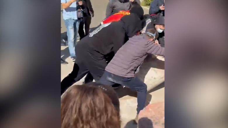 15:02 Protestuesit përmbysën stolat e gurtë para Kryeministrisë, Rama: Dhe ‘pedagogët’ erdhën përsëri (VIDEO)