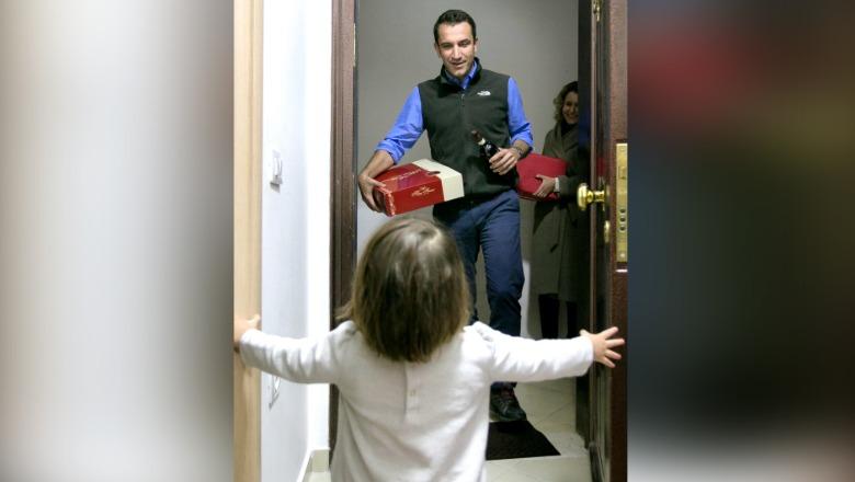13:35 Kredia e butë për 1500 familje, Veliaj kërkon miratimin e listës në Këshillin Bashkiak të enjten: Pavarësisht izolimit, bëjmë realitet ëndrrën e tyre
