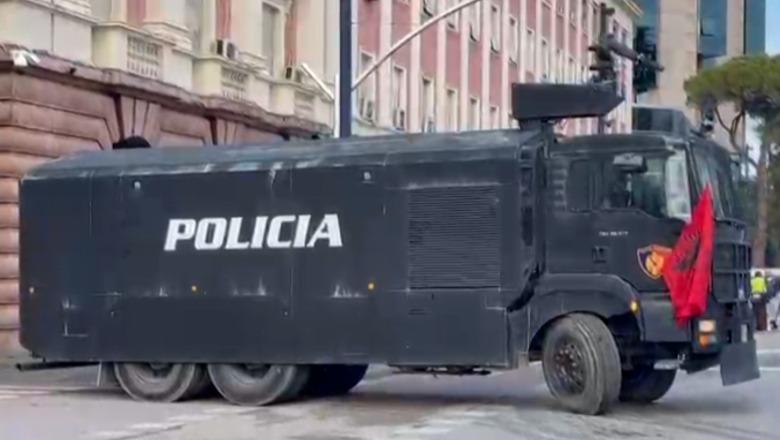 12:10 Dy protesta kombëtare sot në Tiranë, studentët grumbullohen para Ministrisë së Arsimit! Militantët e Berishës para Kryeministrisë