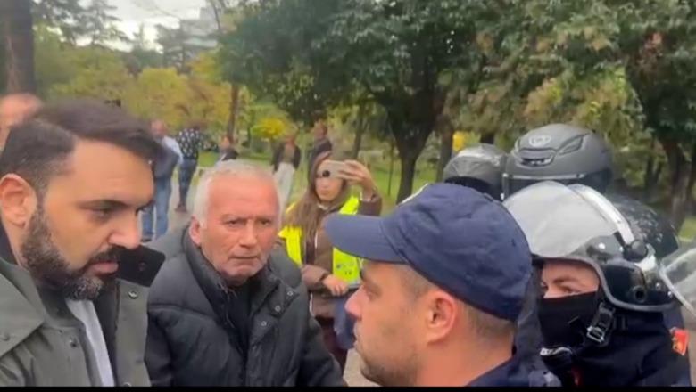 12:40 Protesta kundër Ramës/ Tensione te Kryeministria, Tedi Blushi dhe Këlliçi përplasen me policinë, efektivët nuk i lejojnë të kalojnë