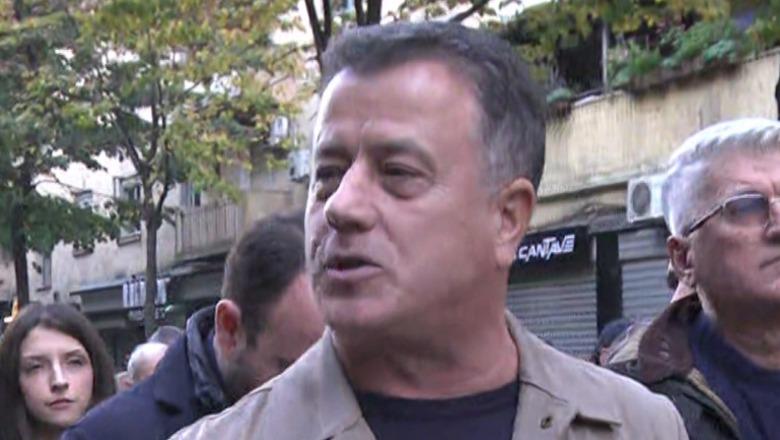 14:36 Protestuesit përzënë militantët e Berishës, Flamur Noka ia faturon Arlind Qorit: Nuk ikim nga sheshi, Qoristat do ta marrin përgjigjen një për një
