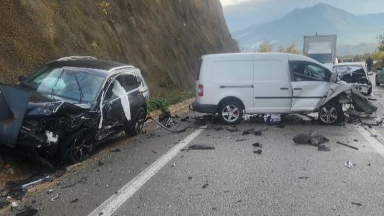 Përplasen tre automjete në aksin Gjirokastër-Tepelenë! Pesë persona dërgohen me urgjencë në spital
