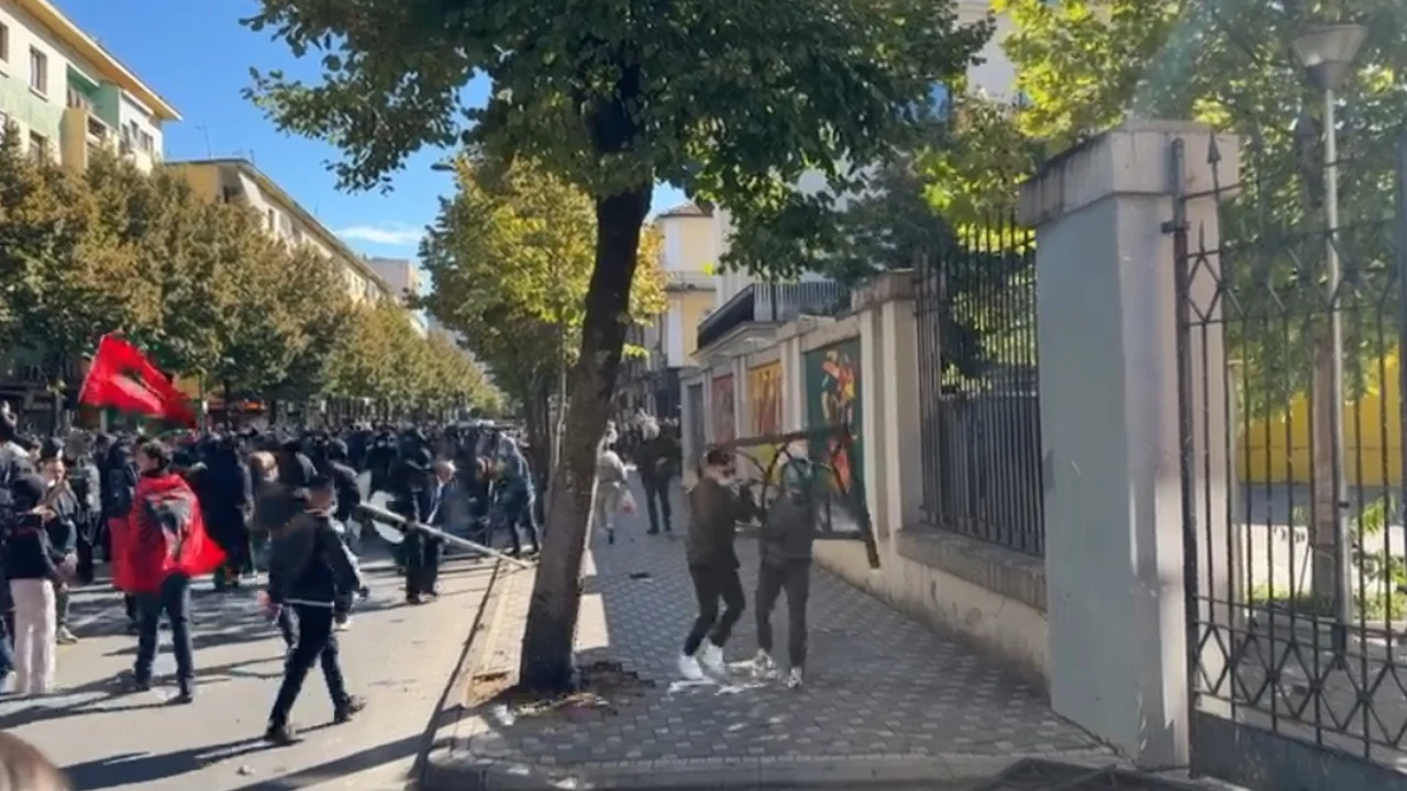 11:52 Njësoj si një ditë më parë, studentët shkulin kangjellat e hekurit përpara Ministrisë së Arsimit dhe godasin derën e godinës