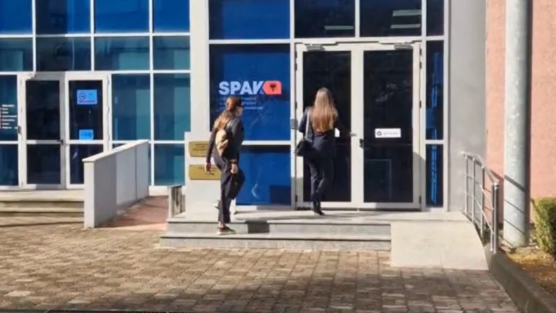 11:15 Ish-drejtoresha e AKSHI-t, Mirlinda Karçanaj paraqitet në SPAK (VIDEO)